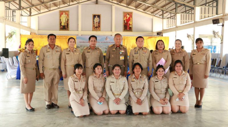 องคมนตรี ตรวจเยี่ยมโรงเรียนในโครงการกองทุนการศึกษาฯ (บ้านป่าเด็ง)
